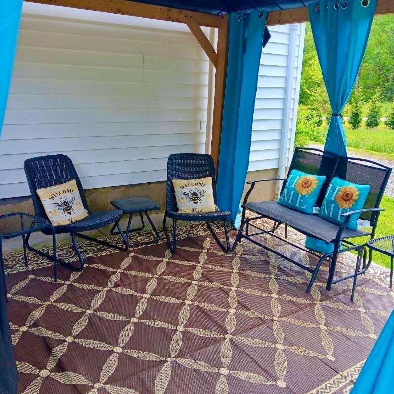 Giggling Creek Cottage - Bedjet! King Sized! Gazebo, 45 Acres, Arcades, Nintendo, More Henry Экстерьер фото